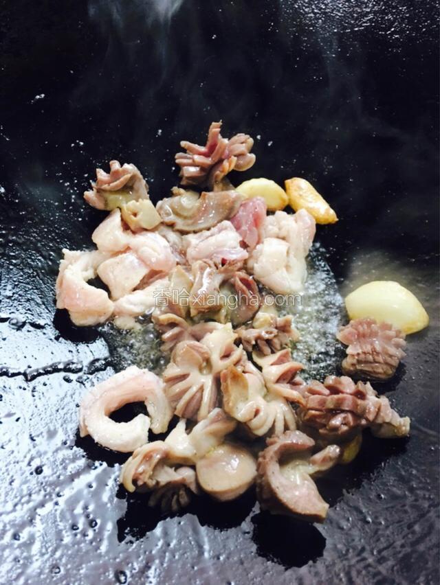 接着放入脆肉翻炒至7成熟