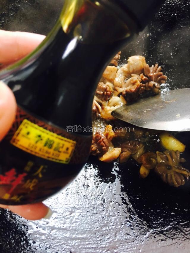 李锦记特级鲜味酱油，翻炒片刻，待肉类炒至9成熟后，加入料酒。