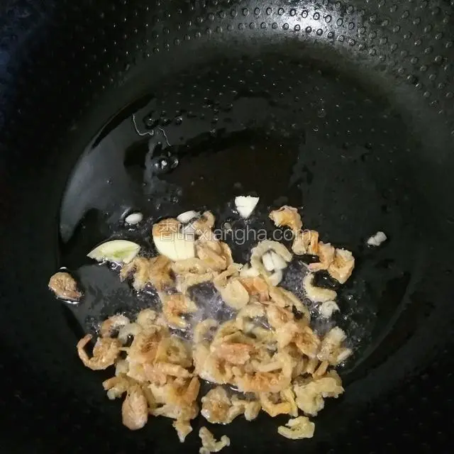 少许油爆香蒜末偏炒虾米