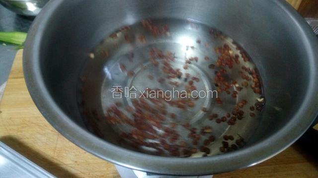 倒入开水400克泡花椒