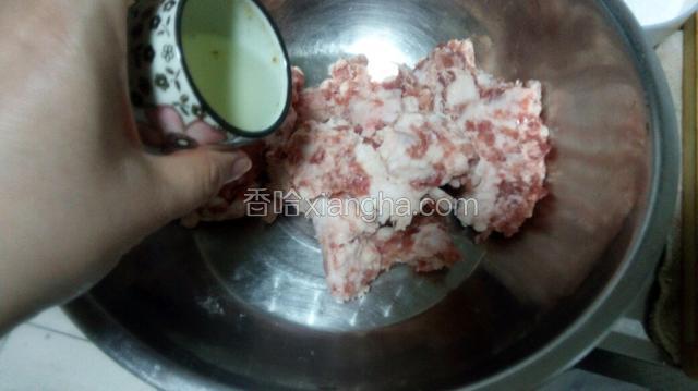 肉放入盆中加入5克白酒