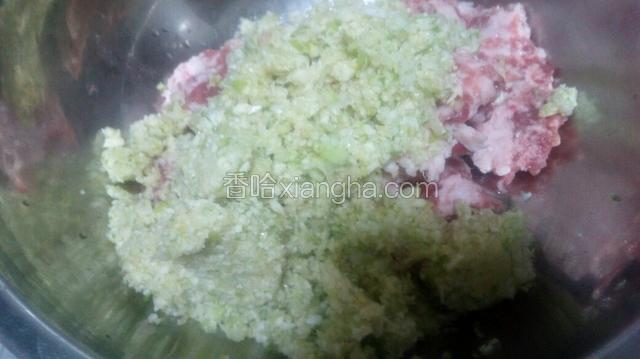 葱姜蒜碎倒入肉盆中