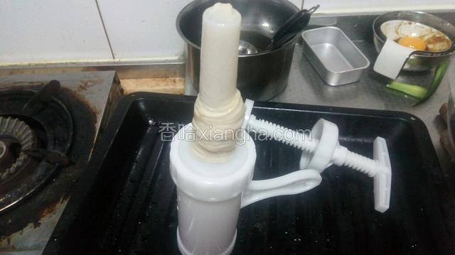 准备好灌肠器开始罐肠