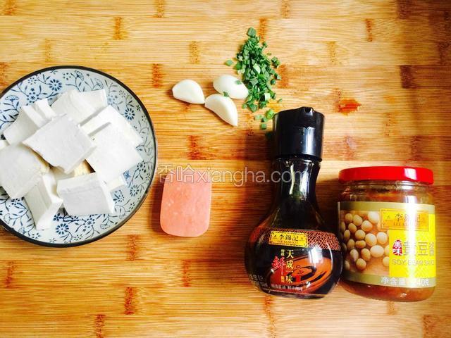 准备所有食材调料。
