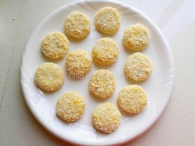 把小饼全部蘸好面包糠。