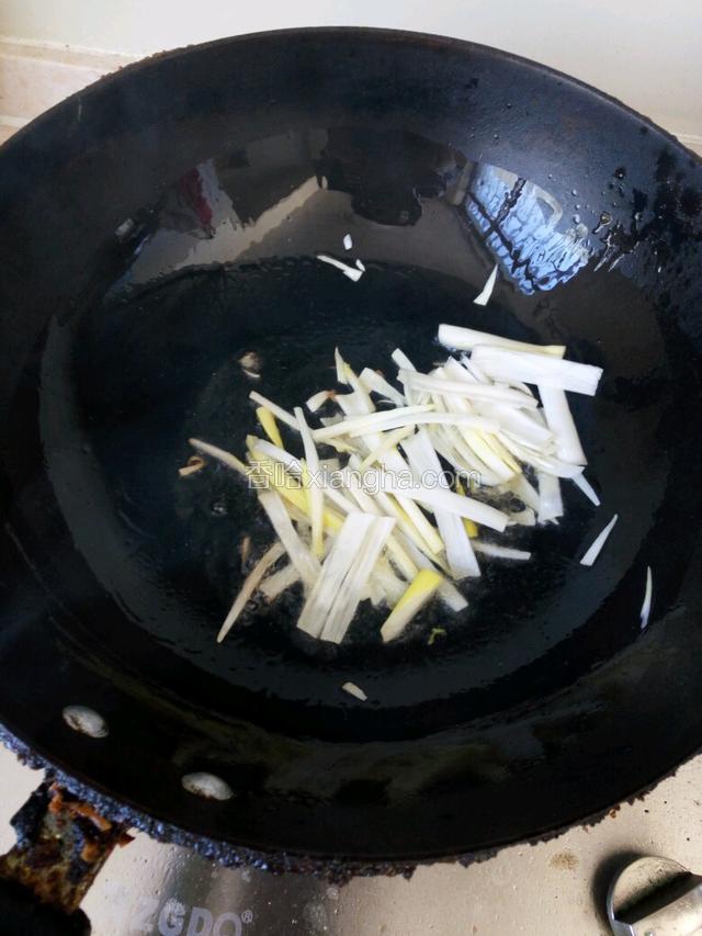 加入葱花翻炒