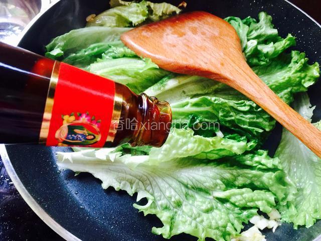 生菜变软之前倒入李锦记耗油继续翻炒。