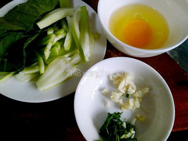 生姜，葱和大蒜切末，鸡蛋打入小碗。白菜切丝。
