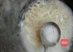 蒜蓉辣酱面条的做法图解6