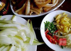 猪肉皮炒白菜杆的做法图解2