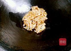 猪肉皮炒白菜杆的做法图解3