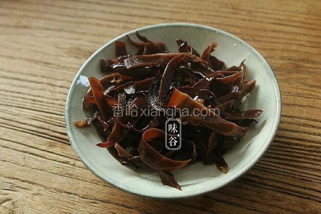 木耳用温水浸泡软后搓洗干净，切成细条。