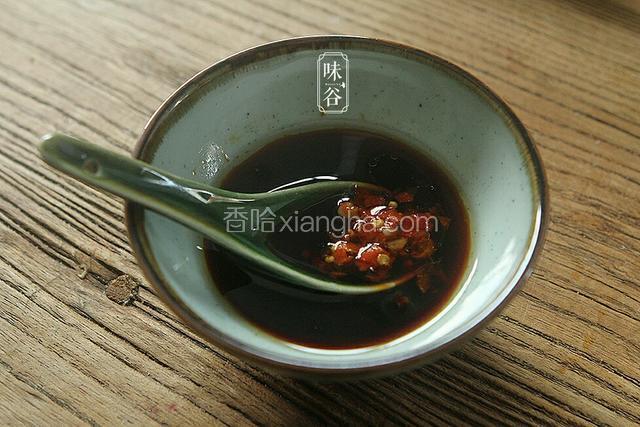 把酱油和醋，麻油，白糖，辣椒酱调成酱料，蒜蓉用油爆香后倒入酱料内。
