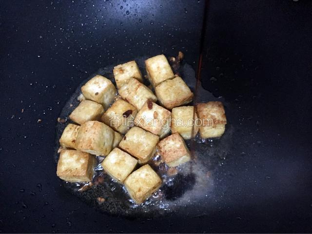 加入适量的李锦记天成一味鲜酱油翻炒均匀