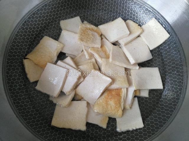 煎至有黄金色再添加适量热水，转大火炖豆腐。