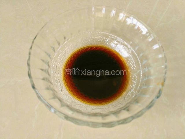 一勺李锦记蚝油，一勺李锦记一品鲜，一勺老抽拌均匀。