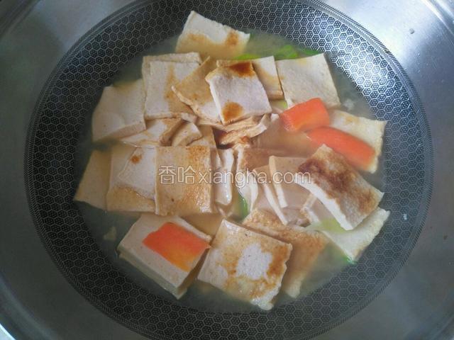 拌匀的酱汁倒入豆腐中，少量盐，继续少量胡椒粉一起炖入味，