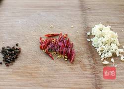 炝拌双耳西蓝花的做法图解2