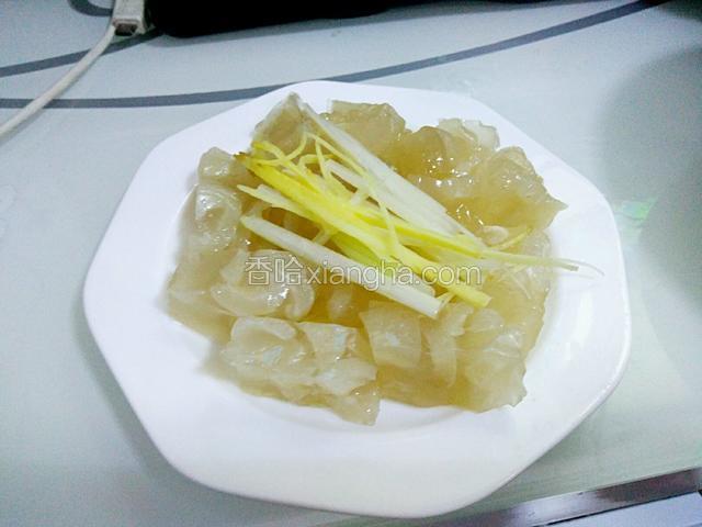 然后将切好的葱姜丝摆入猪皮冻上面。
