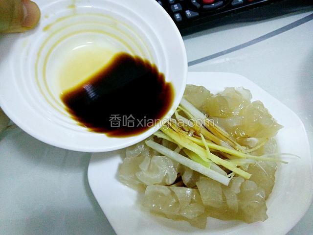 调一碗用酱油，醋，味精调好的汁，浇在上面。端上桌前再淋入香油