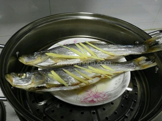 把碗底铺上姜丝，鱼上面铺上姜丝，放入蒸锅里蒸15分钟。