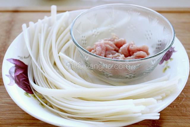 河粉提前泡软，猪肉切细丝放入容器中。