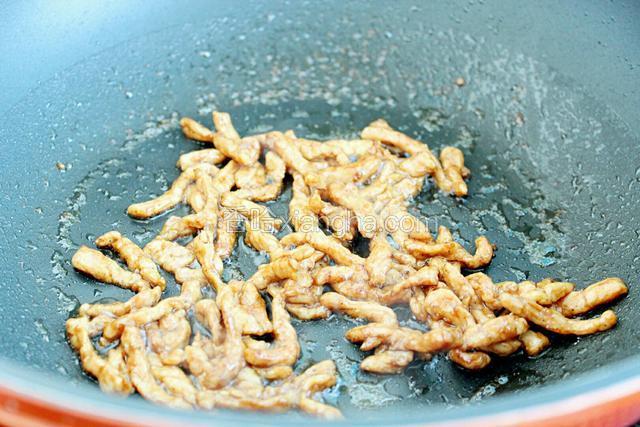 另起锅放适量油烧热后，倒入腌制好的肉丝炒至断生盛出备用。