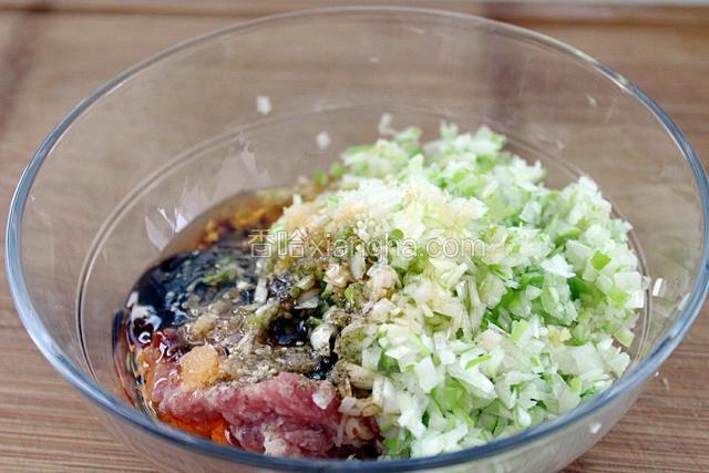 再放入料酒、花椒粉、香油、糖、盐、鸡精和食用油。
