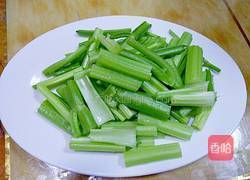 醋溜芹菜的做法图解2