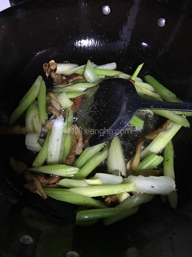 放入芹菜转大火翻炒均匀，加入适量的盐继续翻炒一分钟左右
