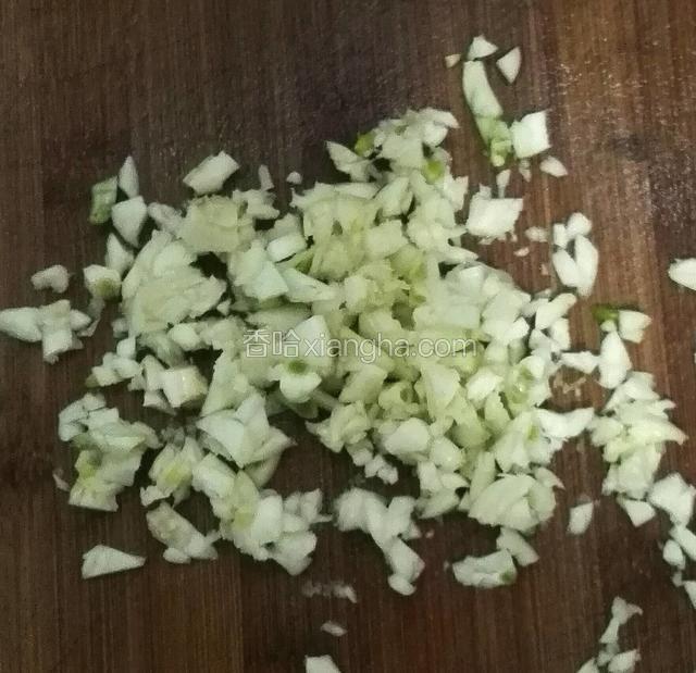 把大蒜切成沫