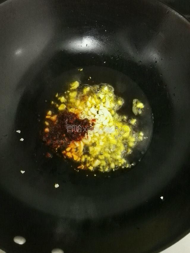 热锅起油放入蒜沫和老干妈