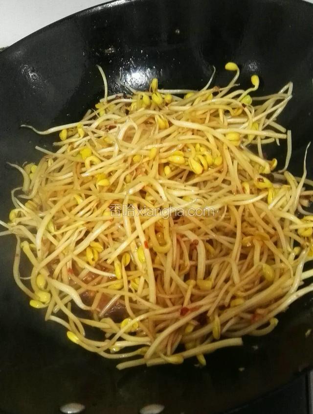 把豆芽翻炒均匀后，洒入适量的盐，爆炒到豆芽回软