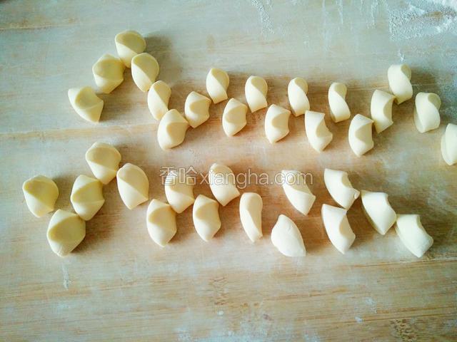 切成面剂子，每个面剂子约7-8克。