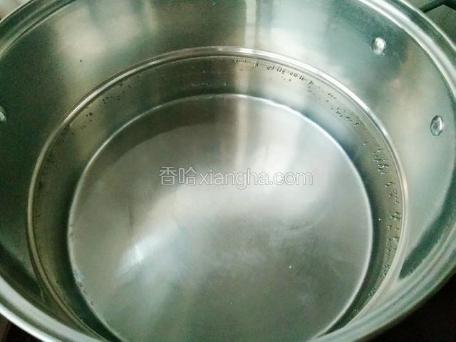 锅里添水烧开。