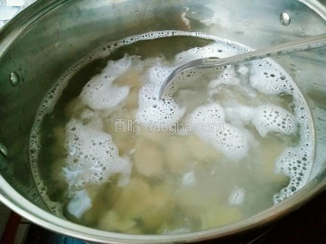 水开后沸水倒入饺子，并用汤勺撑一下，防止饺子粘锅。