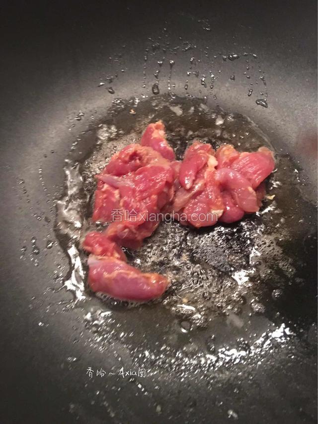 热锅下油，先放瘦肉翻炒一遍
