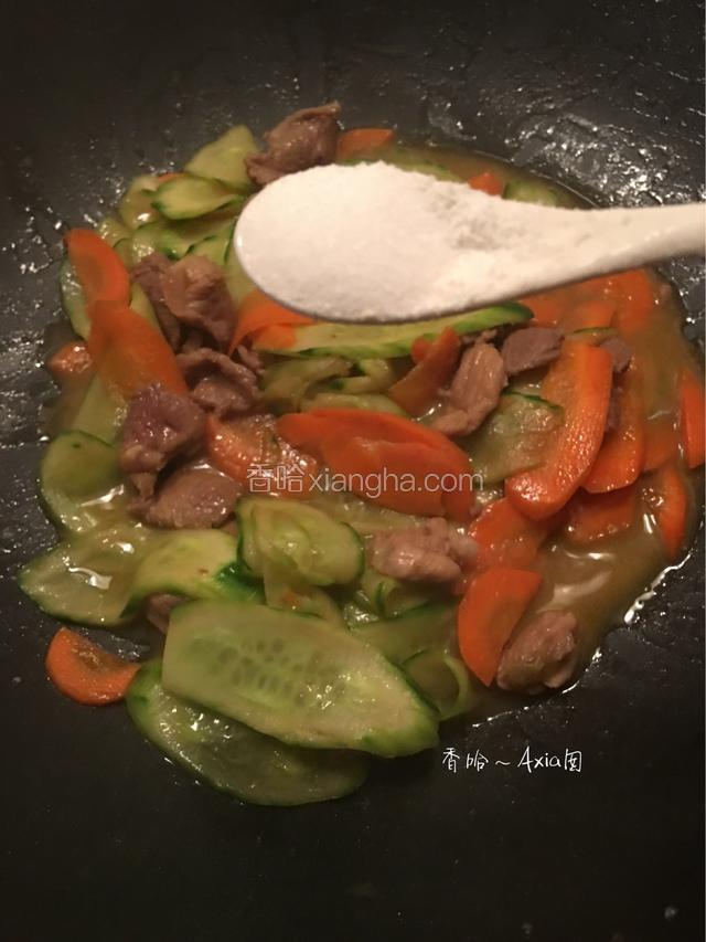 撒上少许盐，炒均匀即可出锅。