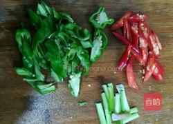 辣椒大蒜炒腊鸡胸的做法图解2