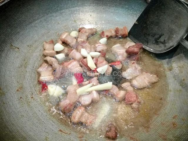 倒入肉翻炒