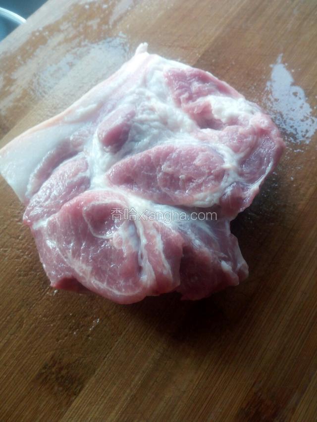 选择一块三肥七瘦的前腿肉洗净，然后切成肉糜。