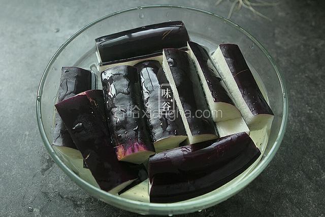 茄子切成条状后放入水中浸泡。