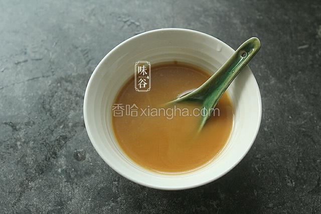 调好淀粉水：把生粉，蚝油加水搅拌均匀。