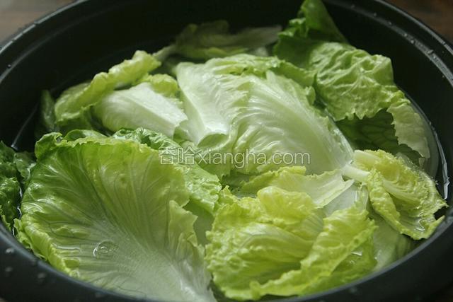 生菜择去黄叶，一片片掰开，清洗干净沥水。
