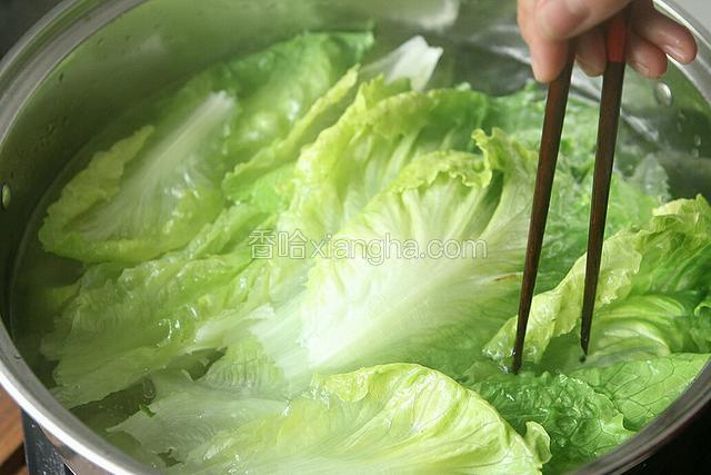 烧锅开水，水开后加少许盐、两滴油，将生菜下入焯约30秒。