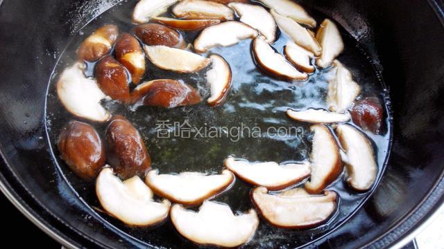 将香菇焯水一分钟，捞出、控水