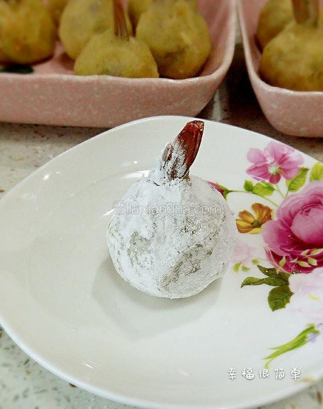 再将虾球裹上一层薄薄的淀粉。