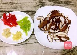 香菇炒鸡腿的做法图解3