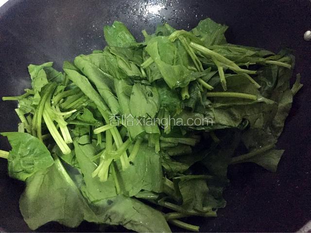 放入菠菜翻炒至变软