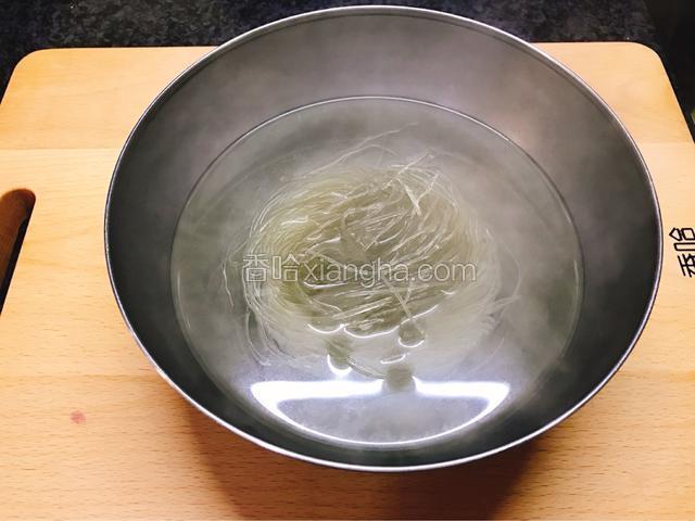 将红薯粉丝泡软。